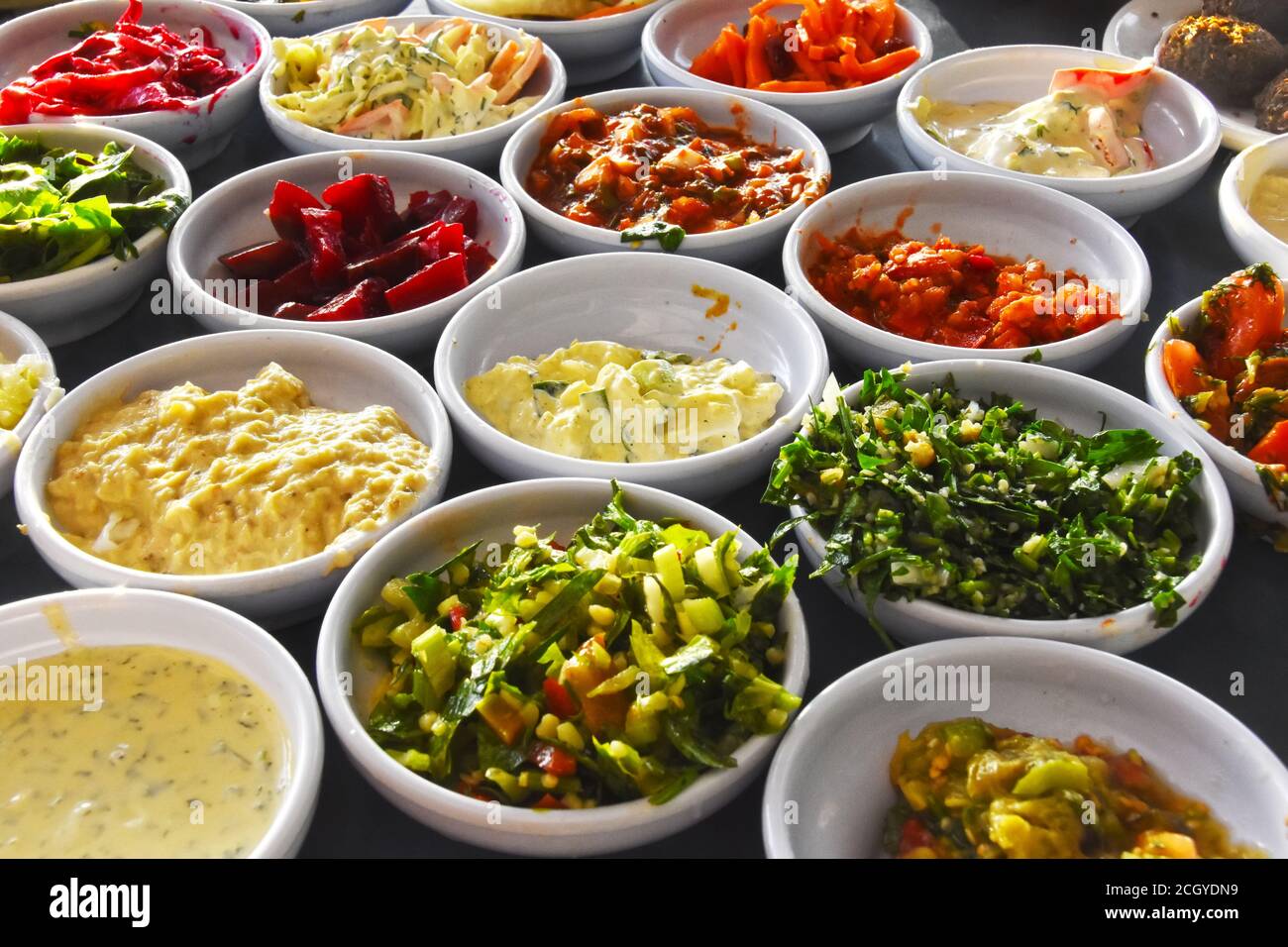 Salatplatten – mediterrane Küche Stockfoto