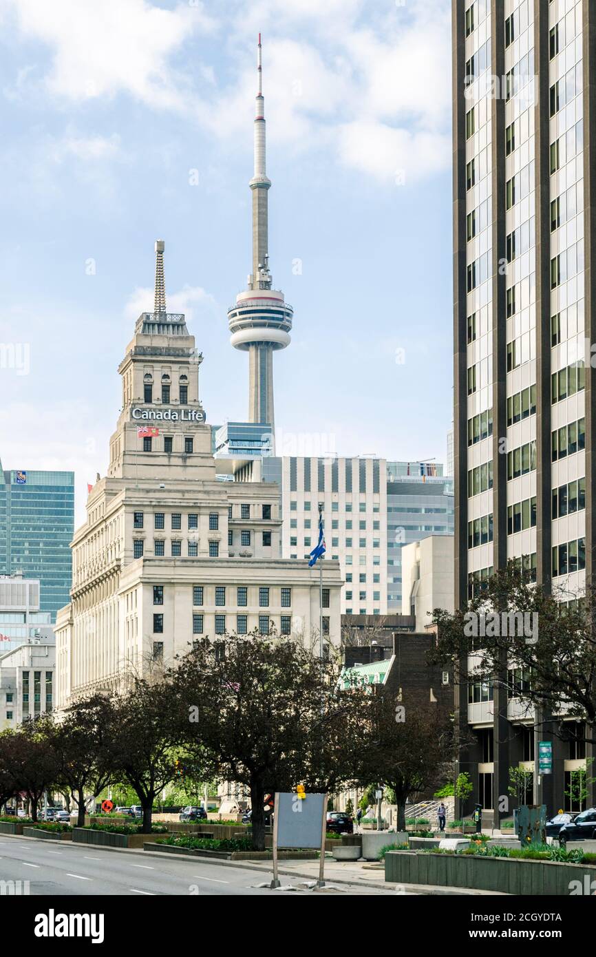 Canada Life, historisches Gebäude in Toronto mit CN Tower im Hintergrund, Toronto, Kanada Stockfoto