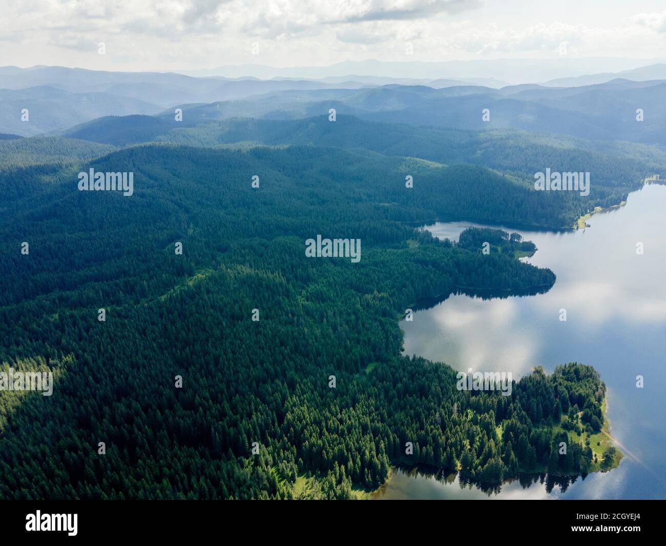 Luftaufnahme des Shiroka polyana (weite Wiese) Stausees, Pazardzhik Region, Bulgarien Stockfoto