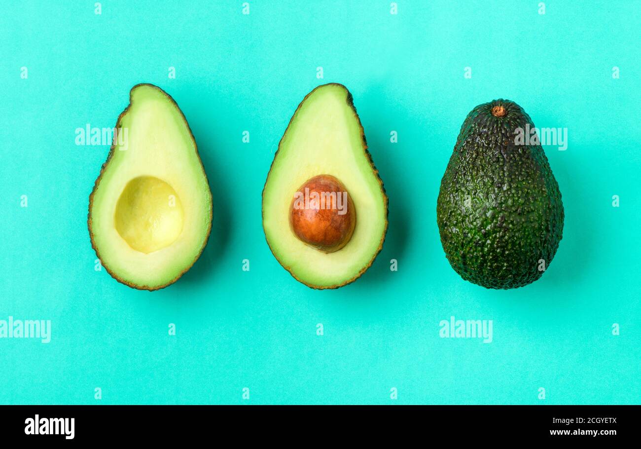 Draufsicht auf Avocado isoliert auf grünem Hintergrund. Reife frische grüne Avocado Stockfoto