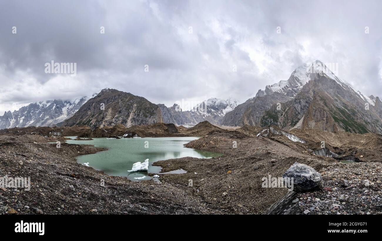 Panorama eines kleinen Gletschersees auf Baltoro Gletscher mit umliegenden Bergen, Karakorum, Pakistan Stockfoto