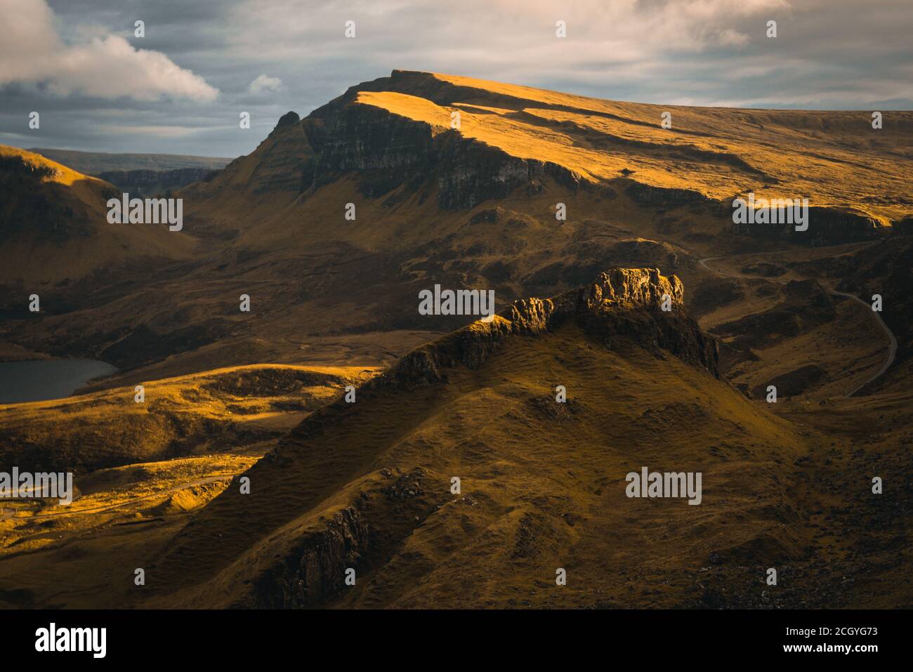 Goldenes warmes Abendlicht über den trotzigen schottischen Bergen - dem Quiraing auf der Insel skye, Schottland. Stockfoto