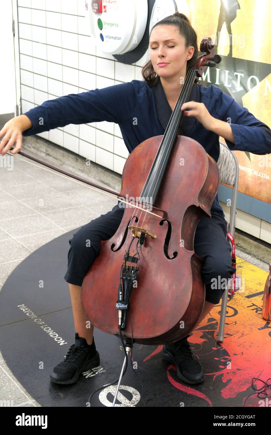 London Piccadilly Station U-Bahn Frau Busking Stockfoto