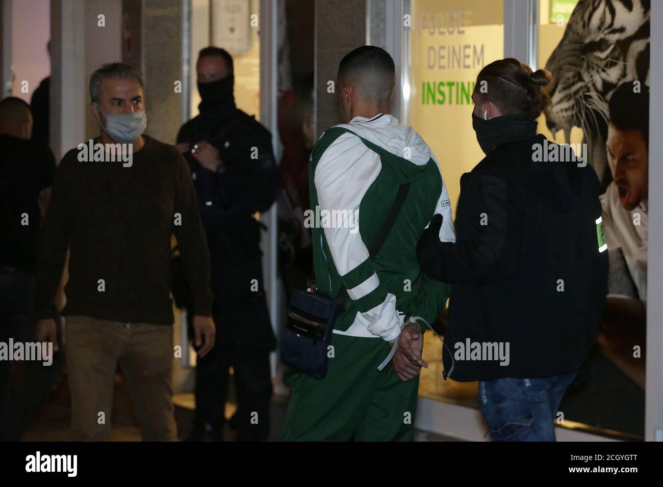 Köln, Deutschland. September 2020. Eine Person wird von der Polizei gefesselt und weggebracht. Kredit: David Young/dpa/Alamy Live Nachrichten Stockfoto