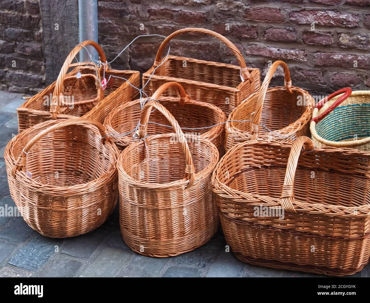 Bunte gewebte Einkaufskörbe auf einem Straßenmarkt Stockfotografie