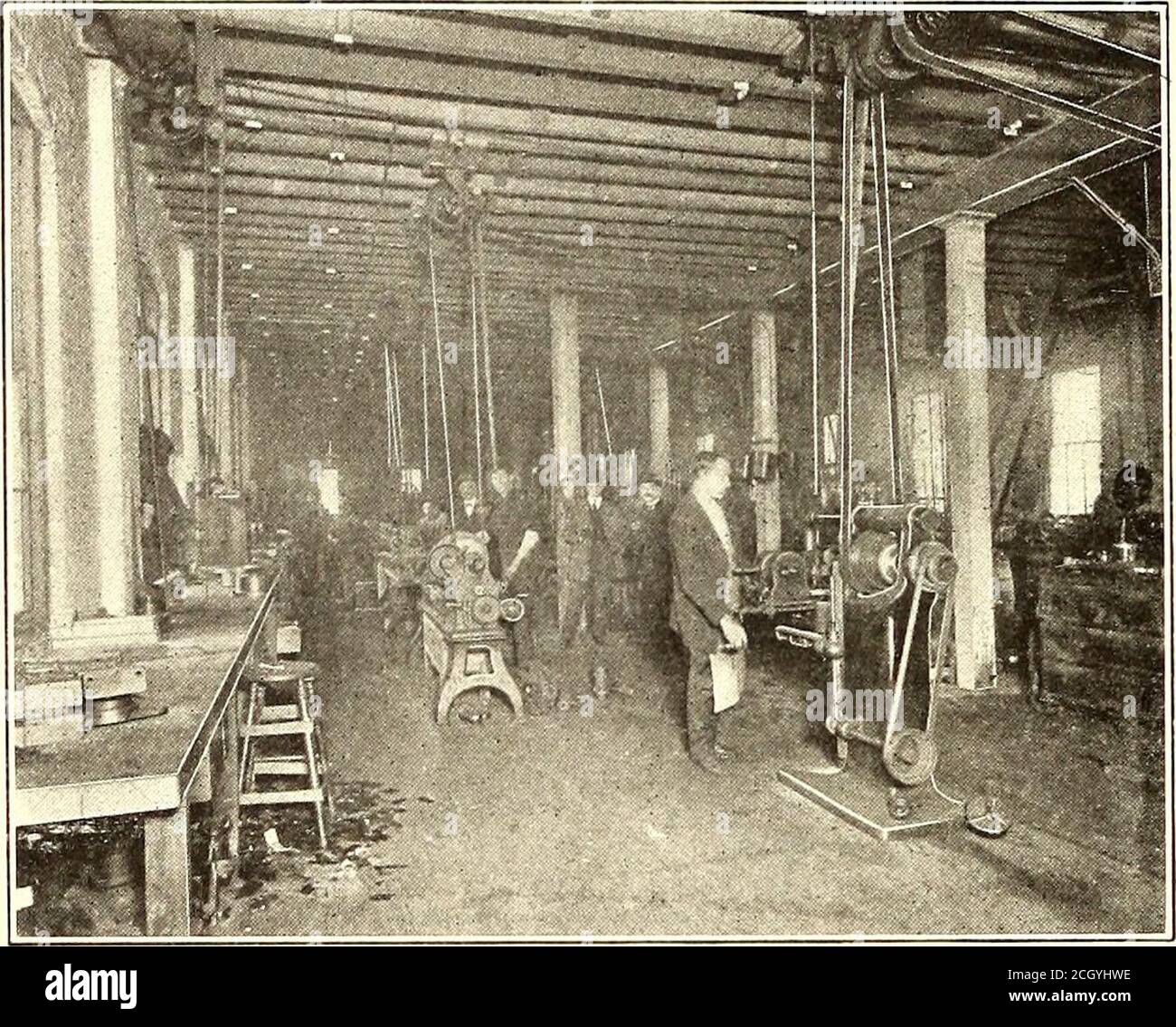 . Das Straßenbahnjournal . von New York. *^ EINE allgemeine Verkürzung der Fahrpläne auf den Linien der Metro-politan Street Railway Company, von Kansas City, Mo., wurde möglich gemacht, weil die neue Politik von der Firma angenommen wird, die Passagiere zu regen und nur solche Passagiere zu nehmen, die an den gekennzeichneten Haltestellen sind. STREET RAILWAY JOURNAL. [Vol. XXL Nr. 3. WERKE EINER BROOKLYN RAILWAY SUPPLY COMPANY die begleitenden Illustrationen geben eine sehr gute Vorstellung von einer Anzahl von Räumen in der neuen Fabrik der Columbia MachineWorks & Formable Iron Company, Brooklyn, N. Y. Dies Stockfoto