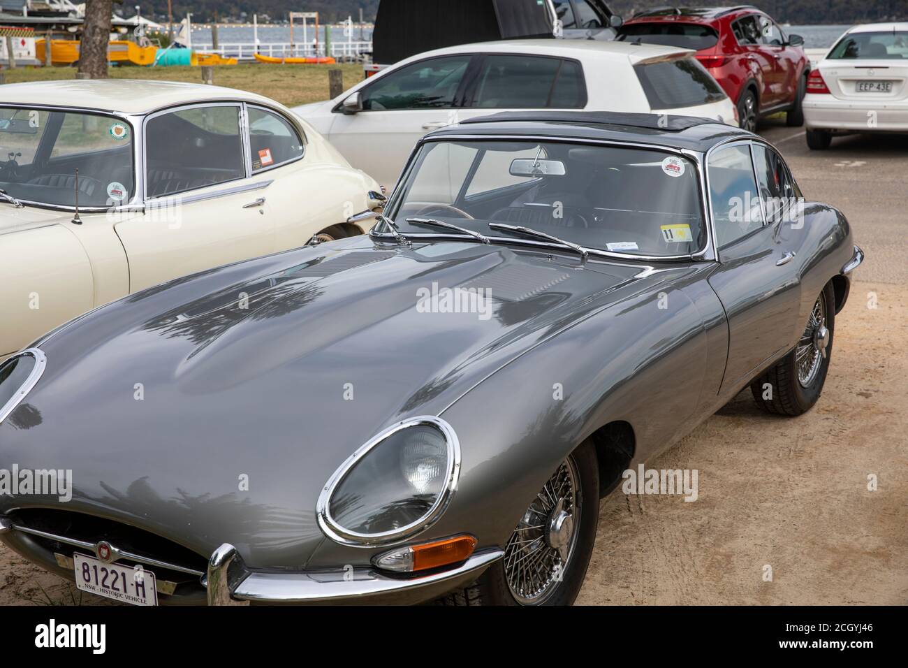 Britische Sportwagen zwei Jaguar e-Typ Autos geparkt Palm Beach, Sydney, Australien Stockfoto