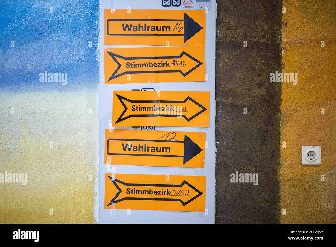 Düsseldorf, Deutschland. September 2020. In einer Schule hängen verschiedene Schilder für Wahlräume und Wahlkreise. In Nordrhein-Westfalen haben am Sonntag Kommunalwahlen begonnen. Rund 14 Millionen Wahlberechtigte sind aufgerufen, für Bürgermeister, oberbürgermeister, Kreisräte und die Räte der lokalen Parlamente zu stimmen. Quelle: Marcel Kusch/dpa/Alamy Live News Stockfoto