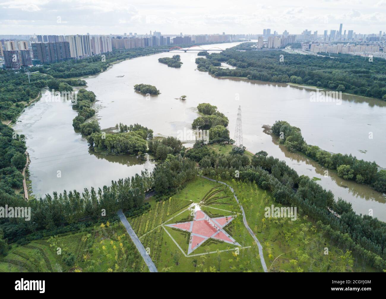 Shenyang, Shenyang, China. September 2020. LiaoningÃ¯Â¼Å'CHINA-EIN riesiger, fünfzackiger Sternlabyrinth-Platz wird am 8. September 2020 entlang des Flusses Hunhe in Shenyang, Provinz Liaoning, gesehen. Der Platz besteht aus einem großen und einem kleinen zwei fünfzackigen Sternen, von denen der große Stern als turflike Labyrinth Quadrat mit einer diagonalen Länge von 50 Metern, das ist cool und modisch gestaltet. Quelle: SIPA Asia/ZUMA Wire/Alamy Live News Stockfoto