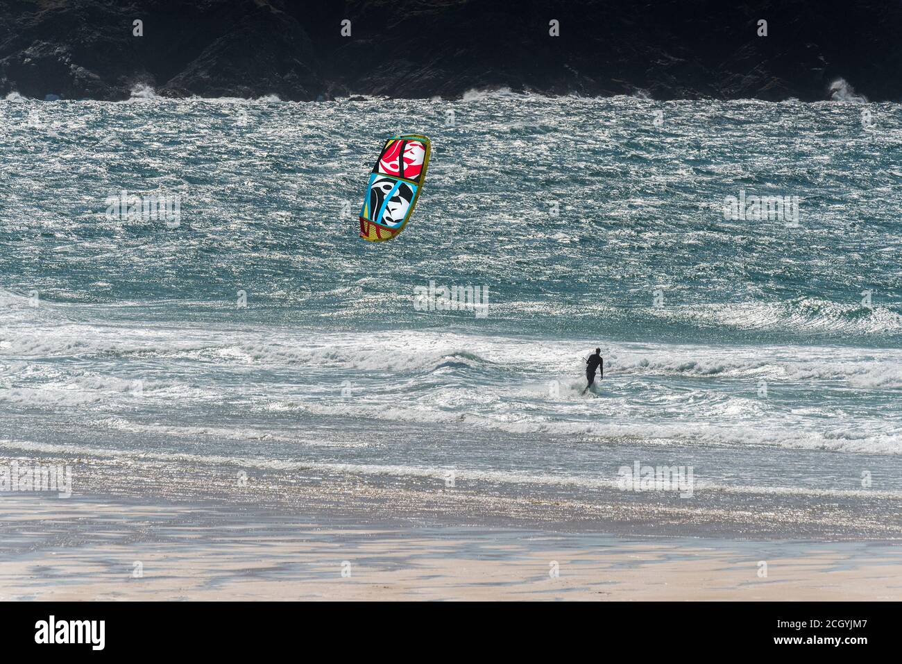 Ein Kite Surfer bei Fistral in Newquay in Cornwall. Stockfoto