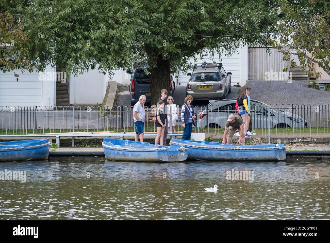 Urlauber mieten Ruderboote auf Trenance Boating Lake in Newquay in Cornwall. Stockfoto