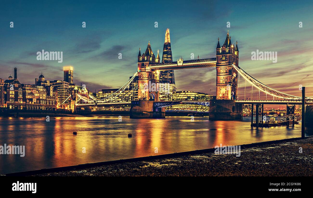London bei Nacht. Die Tower Bridge und der Shard bei Nacht Stockfoto