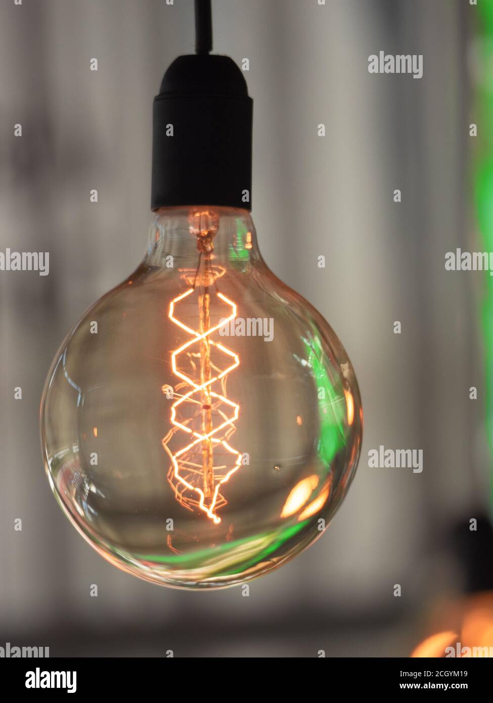 Nahaufnahme einer dekorativen Vintage-Glühbirne mit LED-Filament Stockfoto