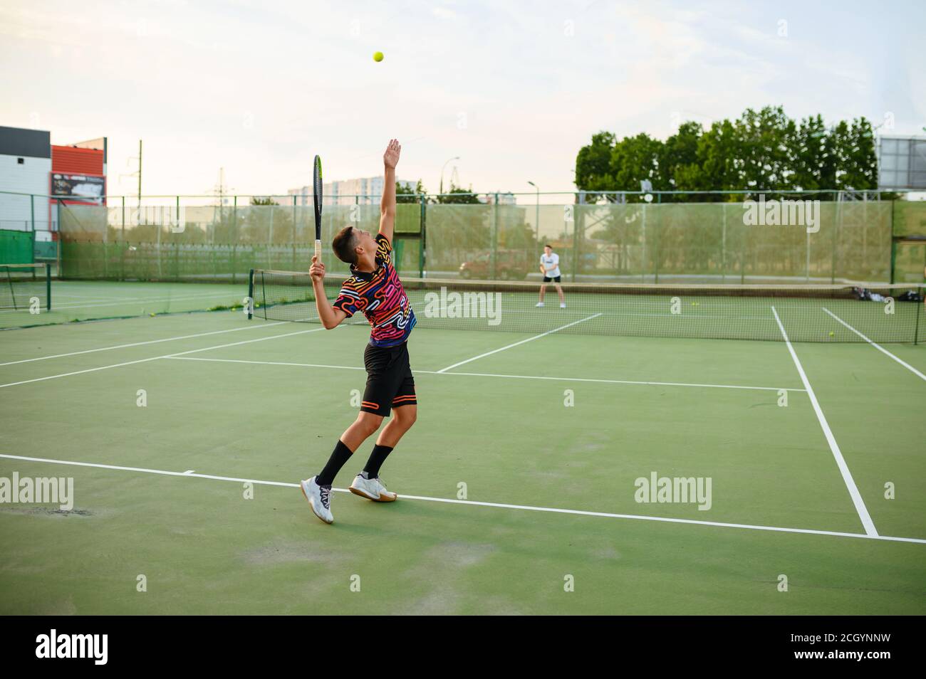 Männliche Tennisspieler, Training auf dem Außenplatz Stockfoto