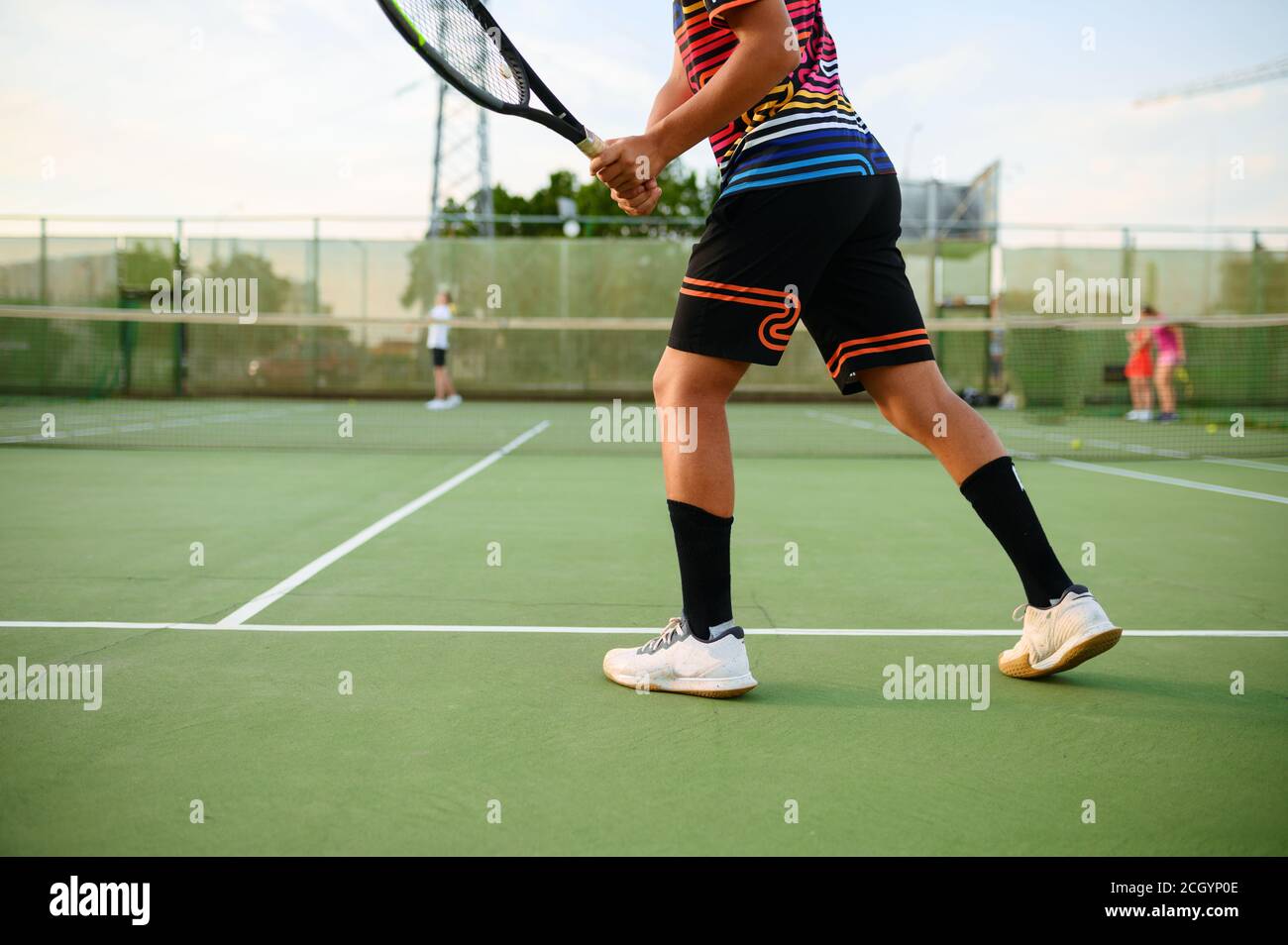 Athletische Tennisspieler, Training auf dem Outdoor Court Stockfoto