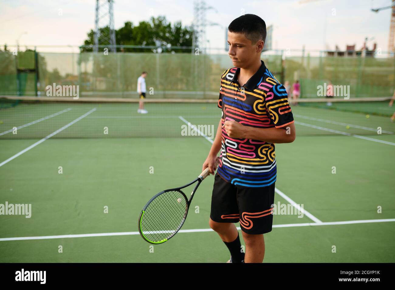 Zentrierter männlicher Tennisspieler mit Schlägern Stockfoto