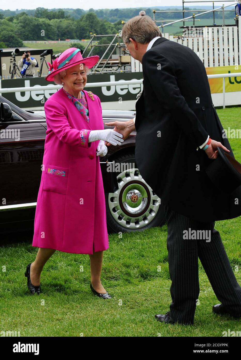 Ihre Majestät Königin Elizabeth II kommt im Derby, Epsom, Surrey, Großbritannien - 07 Jun 2008 BILDCREDIT : © MARK PAIN / ALAMY STOCK PHOTO Stockfoto