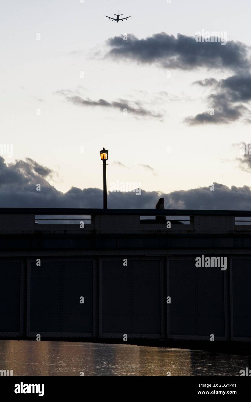 Spaziergang über die Wandsworth Bridge, London Stockfoto