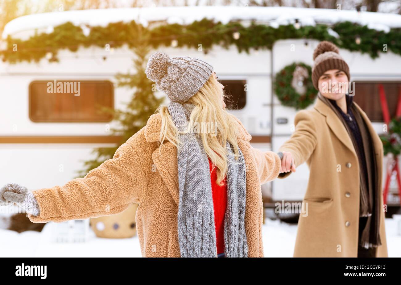 Glücklich Junges Paar Mit Spaß Im Freien Am Wintertag In Camping Stockfoto