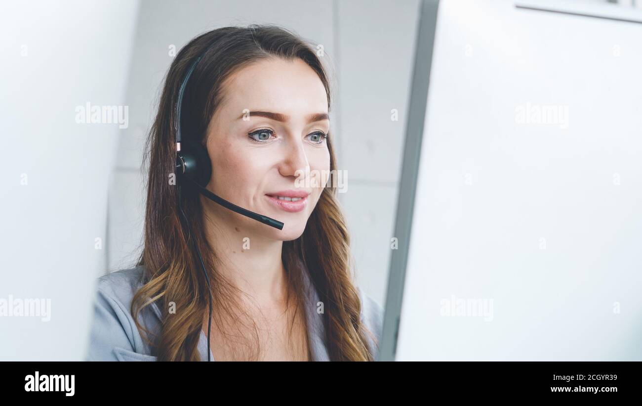 Geschäftsleute, die ein Headset tragen, arbeiten im Büro, um externe Kunden oder Kollegen zu unterstützen. Call Center, Telemarketing, Kundensupport-Agent bieten Service für Telefon-Videokonferenz-Anruf. Stockfoto