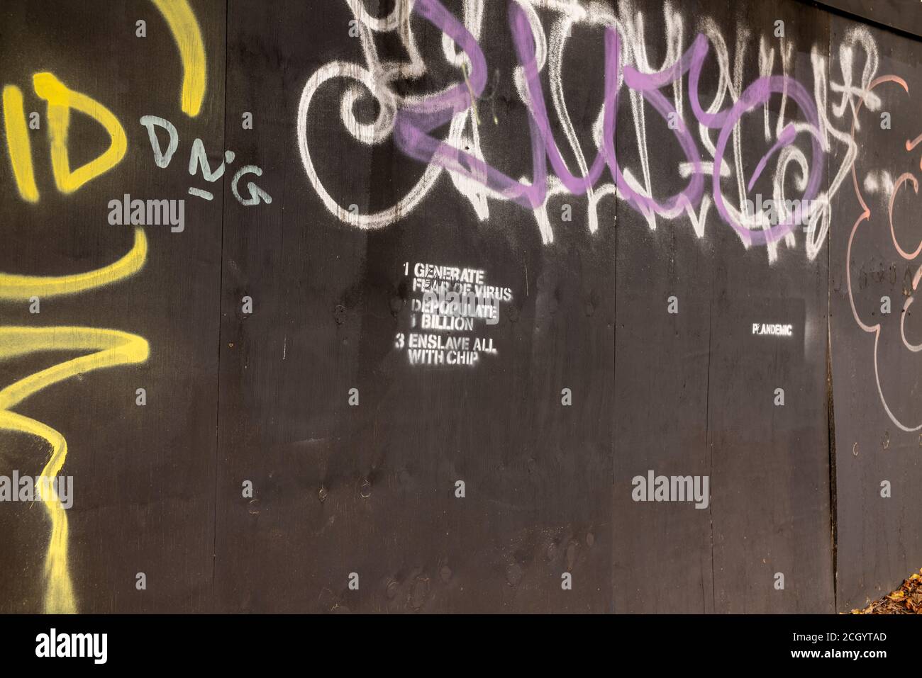 'Plandemic' Graffiti, Kirkstall Leeds West Yorkshire. Covid-19 Skeptiker versklaven alle mit Chip. Stockfoto