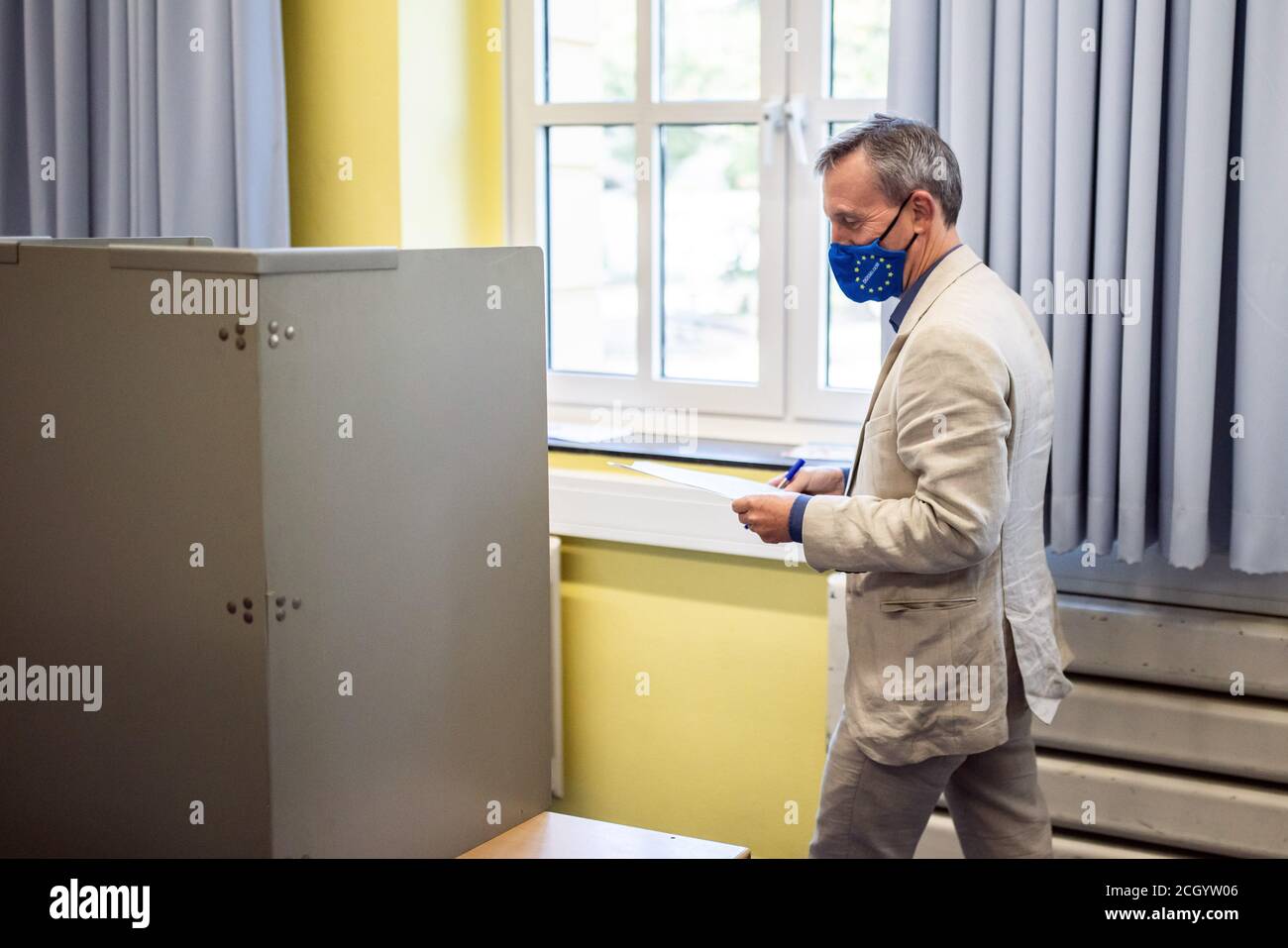 Düsseldorf, Deutschland. September 2020. Thomas Geisel (SPD), Oberbürgermeister von Düsseldorf, betritt die Wahlkabine. Am Sonntag begannen die Kommunalwahlen in Nordrhein-Westfalen. Rund 14 Millionen Wahlberechtigte sind aufgerufen, für Bürgermeister, oberbürgermeister, Kreisräte und die Räte der lokalen Parlamente zu stimmen. Quelle: Marcel Kusch/dpa/Alamy Live News Stockfoto