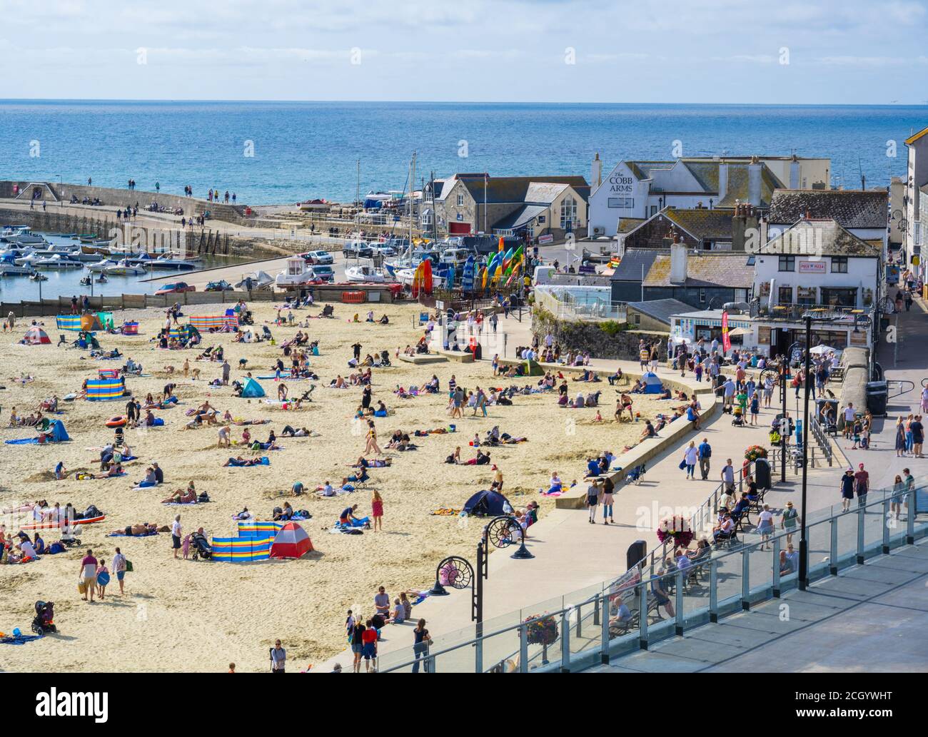 Lyme Regis, Dorset, Großbritannien. September 2020. Wetter in Großbritannien: Besucher und Einheimische strömen in den Badeort Lyme regis, um einen weiteren Tag mit sengenden heißen Sonnenstrahlen und blauem Himmel zu genießen, während die Mini-Hitzewelle weitergeht. Die warme tropische Wolke wird die Temperaturen weiter in die nächste Woche steigen sehen, während die Südküste einen milden indischen Sommer genießt. Kredit: Celia McMahon/Alamy Live Nachrichten. Stockfoto