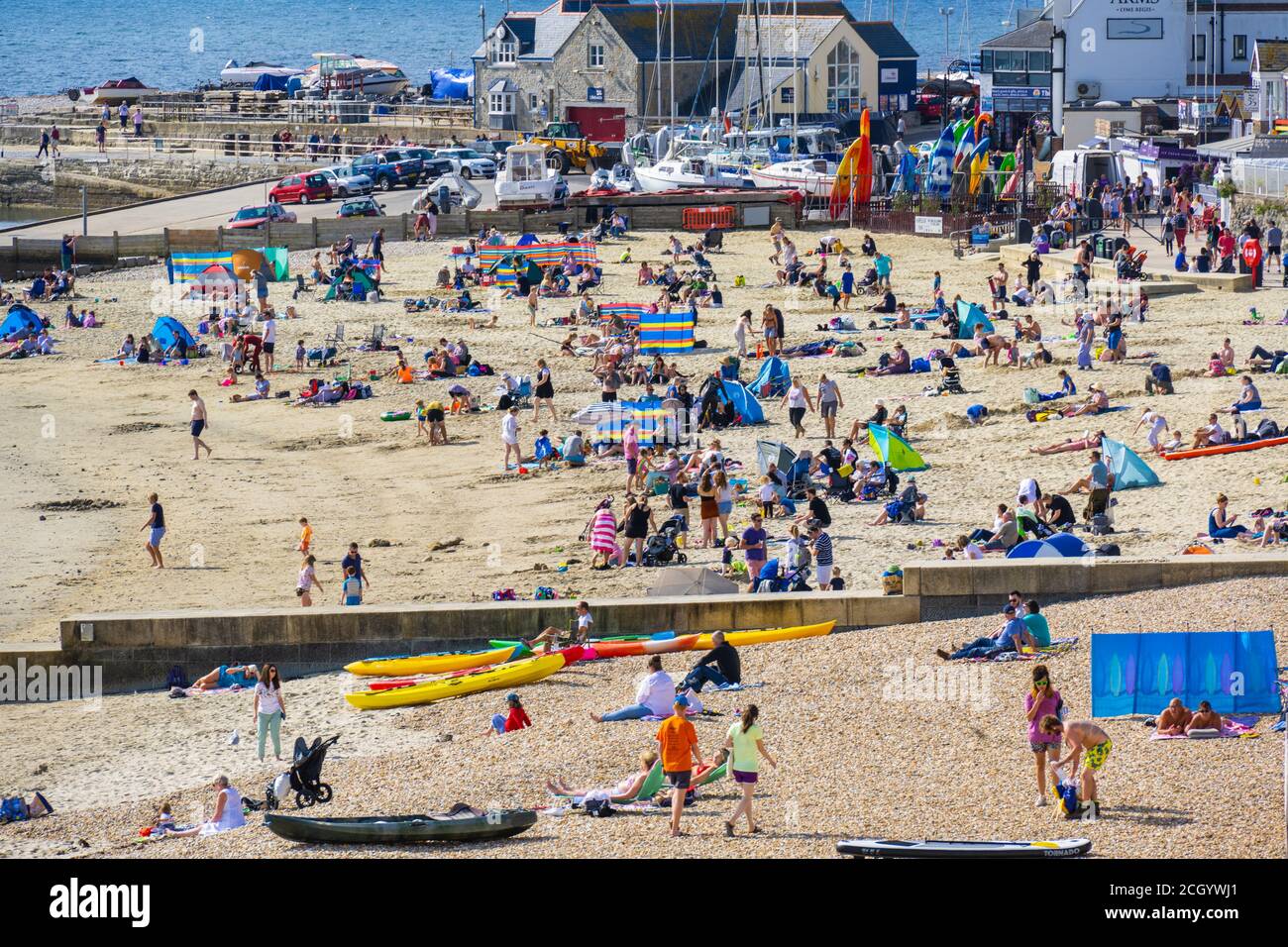 Lyme Regis, Dorset, Großbritannien. September 2020. Wetter in Großbritannien: Besucher und Einheimische strömen in den Badeort Lyme regis, um einen weiteren Tag mit sengenden heißen Sonnenstrahlen und blauem Himmel zu genießen, während die Mini-Hitzewelle weitergeht. Die warme tropische Wolke wird die Temperaturen weiter in die nächste Woche steigen sehen, während die Südküste einen milden indischen Sommer genießt. Kredit: Celia McMahon/Alamy Live Nachrichten. Stockfoto