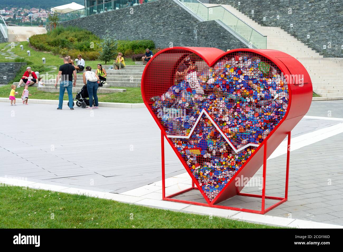 Herz geformte Recycling-oder Recycling-Papierkorb zum Sammeln von Kunststoffkappen Für die Spendenaktion "Caps for the Future" der Wohltätigkeitsinitiative In Sofia Bulgarien Stockfoto