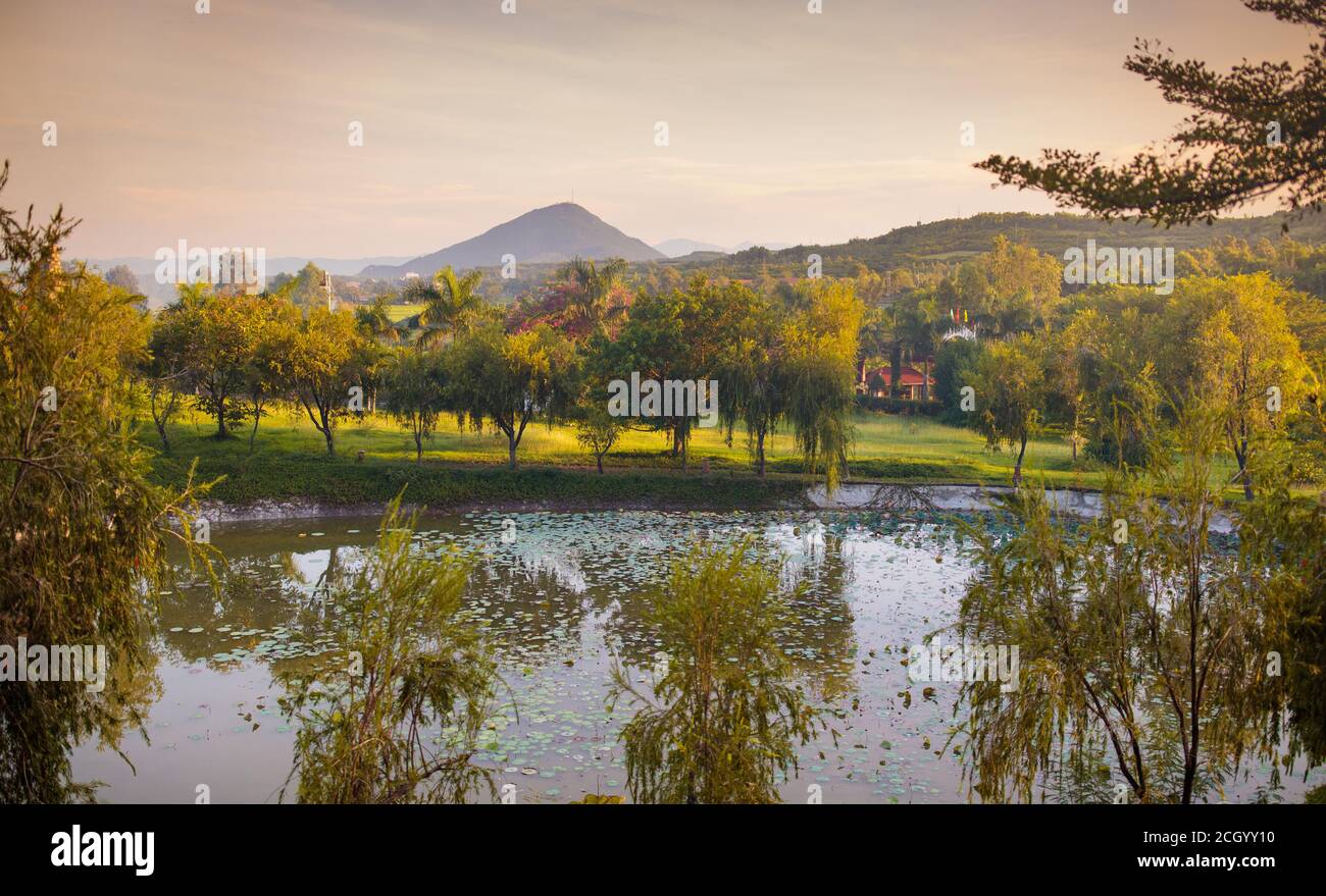 Schöne Aussicht auf die Berge und den See in Vietnam. Landschaft wird Hügel und Seerosen Teich bei Sonnenuntergang. Die Schönheit Asiens. Exotisches Reiseziel. Vietnamesische n Stockfoto