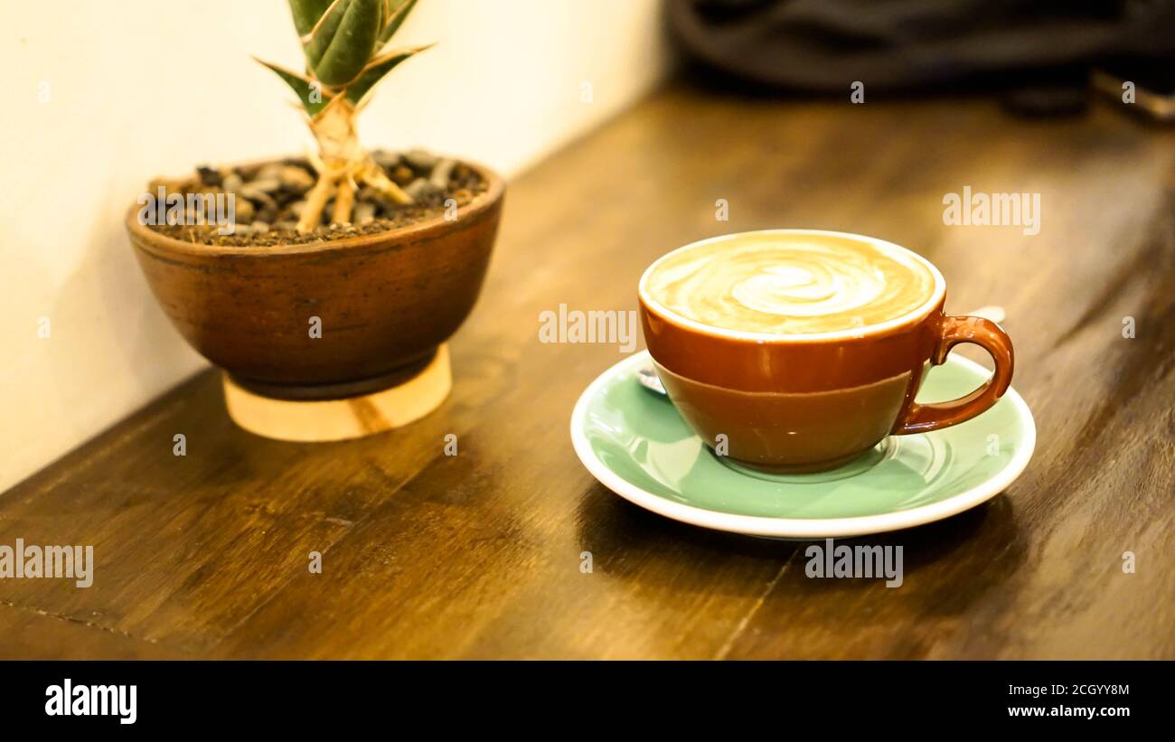 Caffè Latte ist ein Kaffee-Getränk, das hauptsächlich aus Espresso und gedämpfter Milch hergestellt wird. Stockfoto