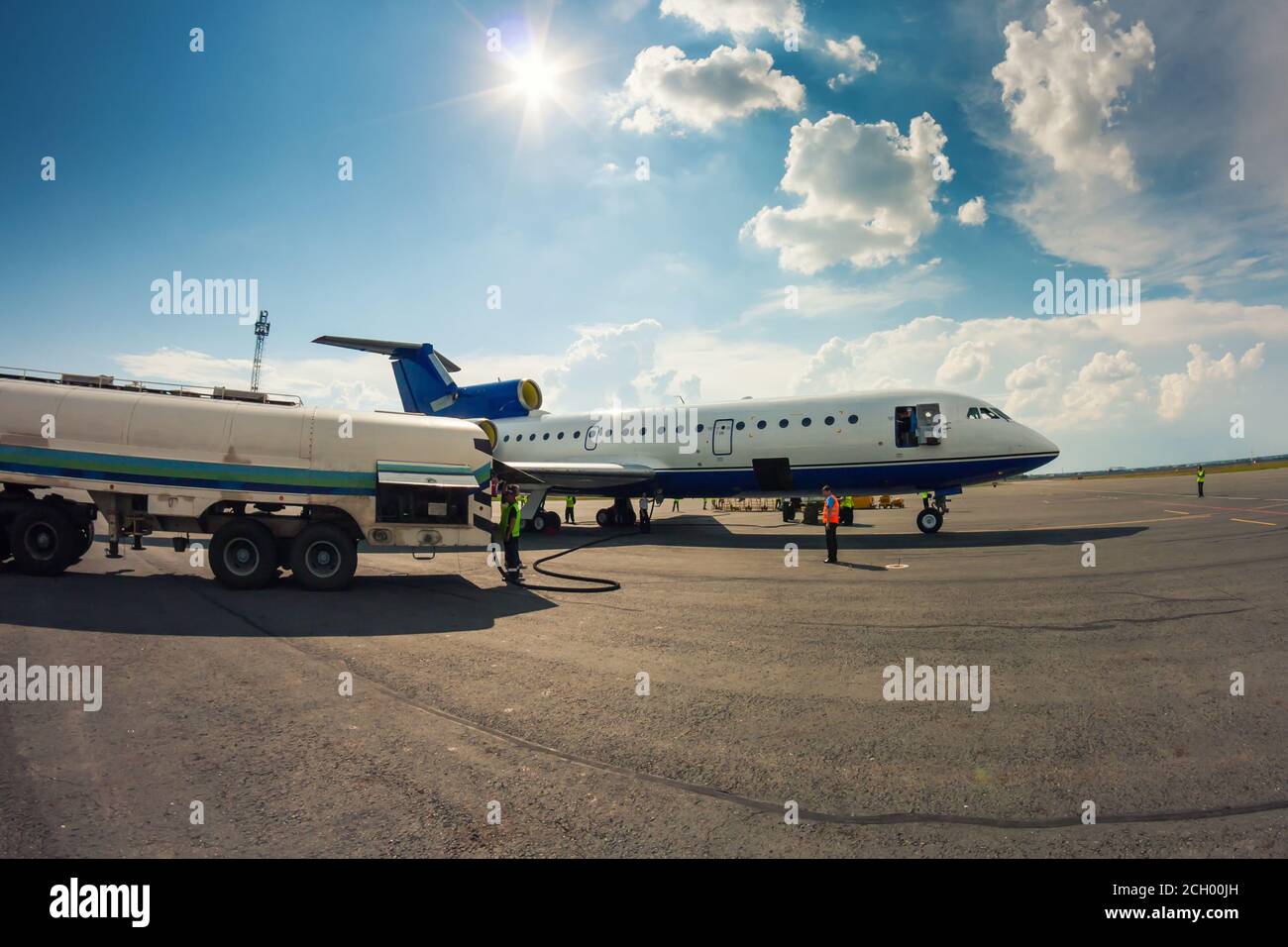 Bodenabfertigung des Flugzeugs im kleinen Flughafen Stockfoto