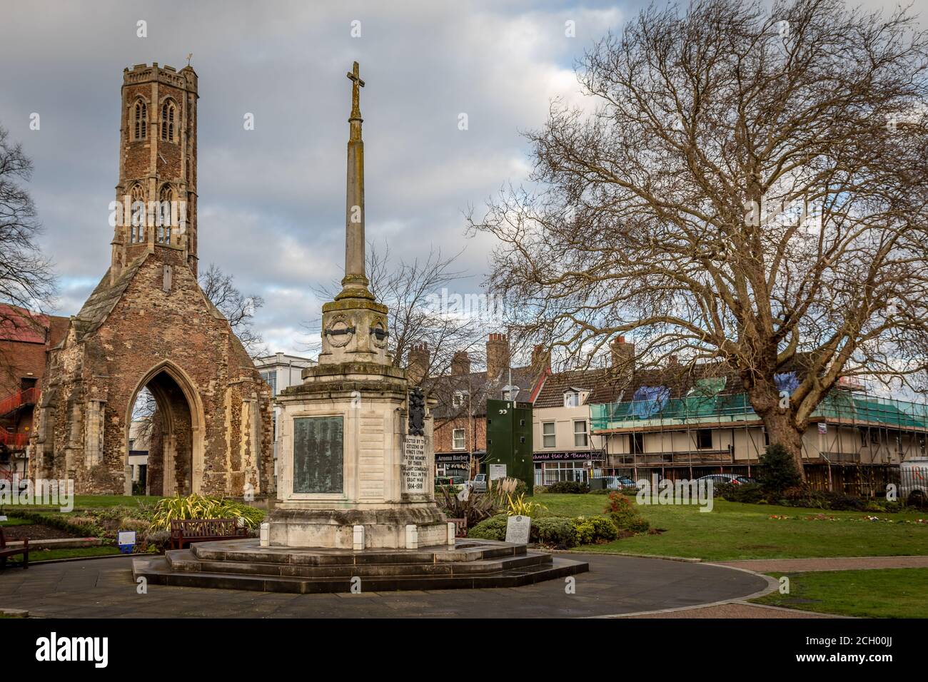 Greyfriars Tower und war Memorial, Tower Gardens, Kings Lynn, Norfolk, England, Großbritannien Stockfoto