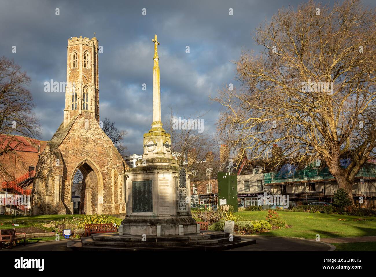 Greyfriars Tower und war Memorial, Tower Gardens, Kings Lynn, Norfolk, England, Großbritannien Stockfoto