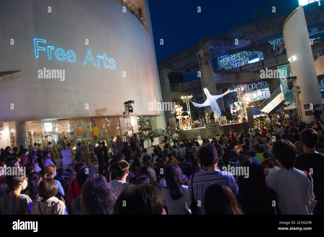 Eine Menge Teilnehmer, die an der "Act si Art"-Aktivität teilnahmen, sind vor dem Kunst- und Kulturzentrum von Bangkok zu sehen.die Gruppe "Free Arts" veranstaltete am 12. September eine "Act si Art"-Aktivität, um ihre Unterstützung für Meinungsfreiheit und Demokratie in Thailand zu äußern. Die Gruppe besteht aus Künstlern aus verschiedenen Bereichen. Die Aktivitäten der Veranstaltung reichen von Workshops über Poem Rezitation, Theaterstück und Konzerte. Stockfoto