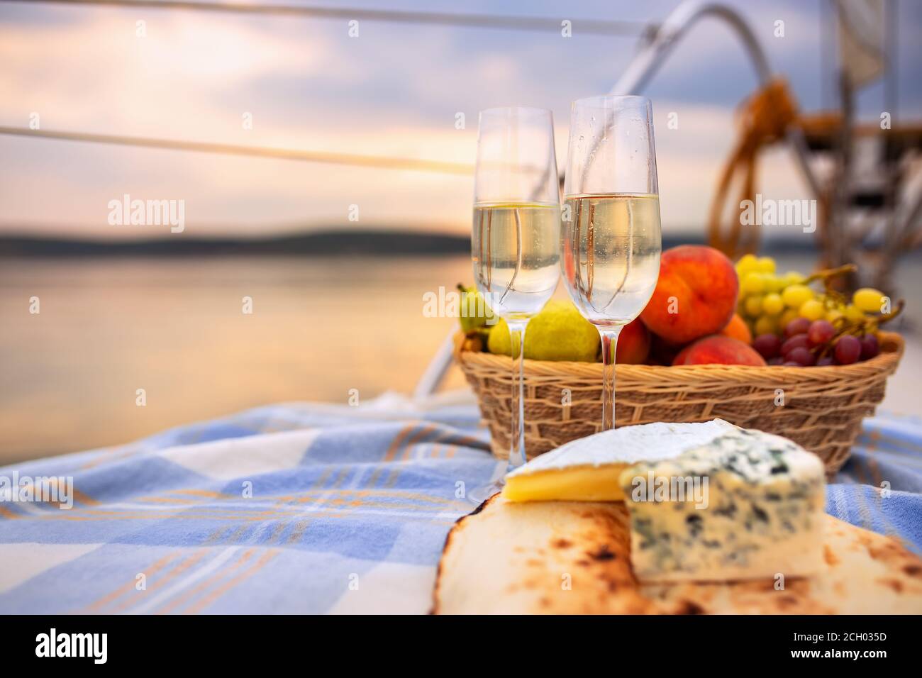 Picknick auf einer Yacht bei Sonnenuntergang Stockfoto