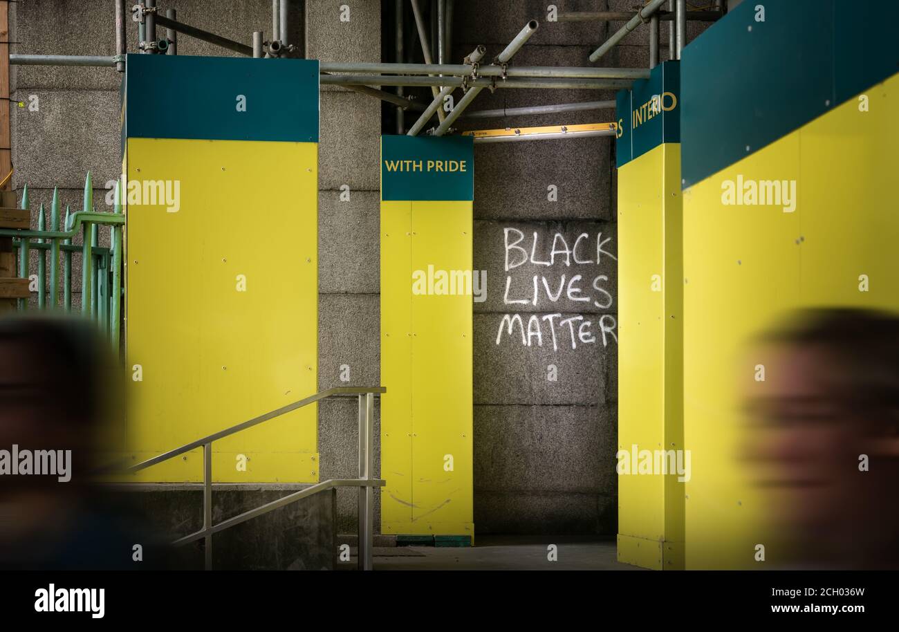 Black Lives Matter Graffiti on Urban Setting in City of London, Großbritannien Stockfoto