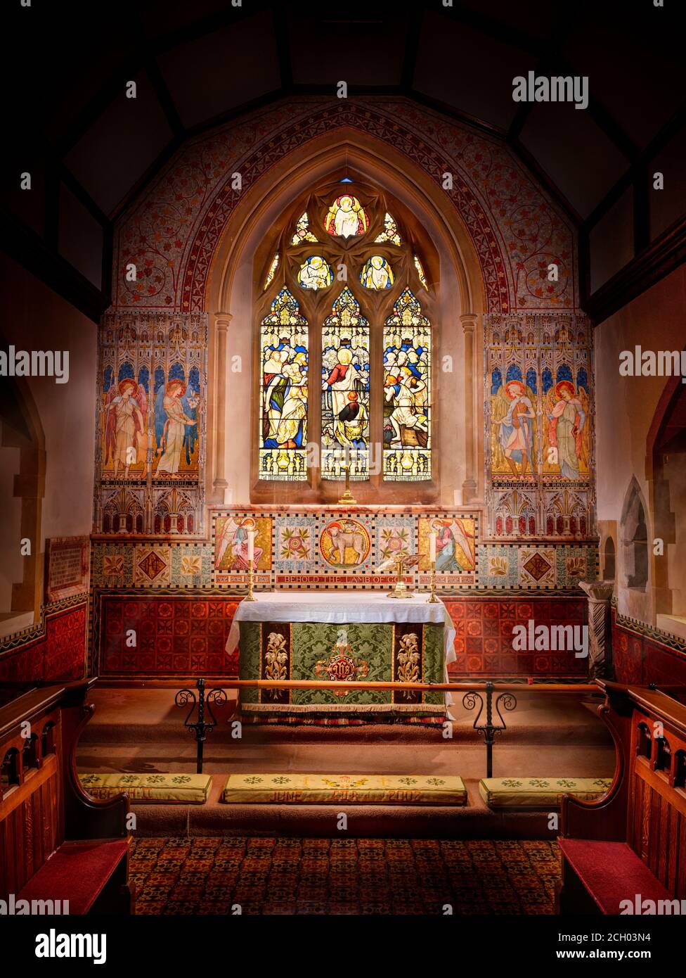 Das Mosaik und das nach Osten gerichtete Fenster in der East Hoathly Church in der Nähe von Lewes, East Sussex, Großbritannien Stockfoto