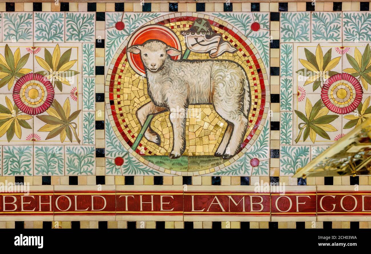 Das Mosaik im präraffaelitischen Stil in der East Hoathly Church bei Lewes, East Sussex, Großbritannien Stockfoto