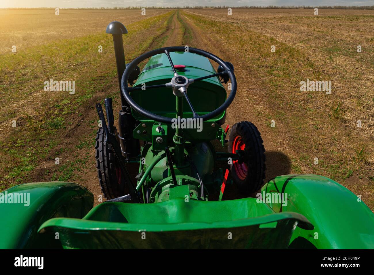 Alte Traktor auf dem Feld in der Nähe der Farm Stockfoto