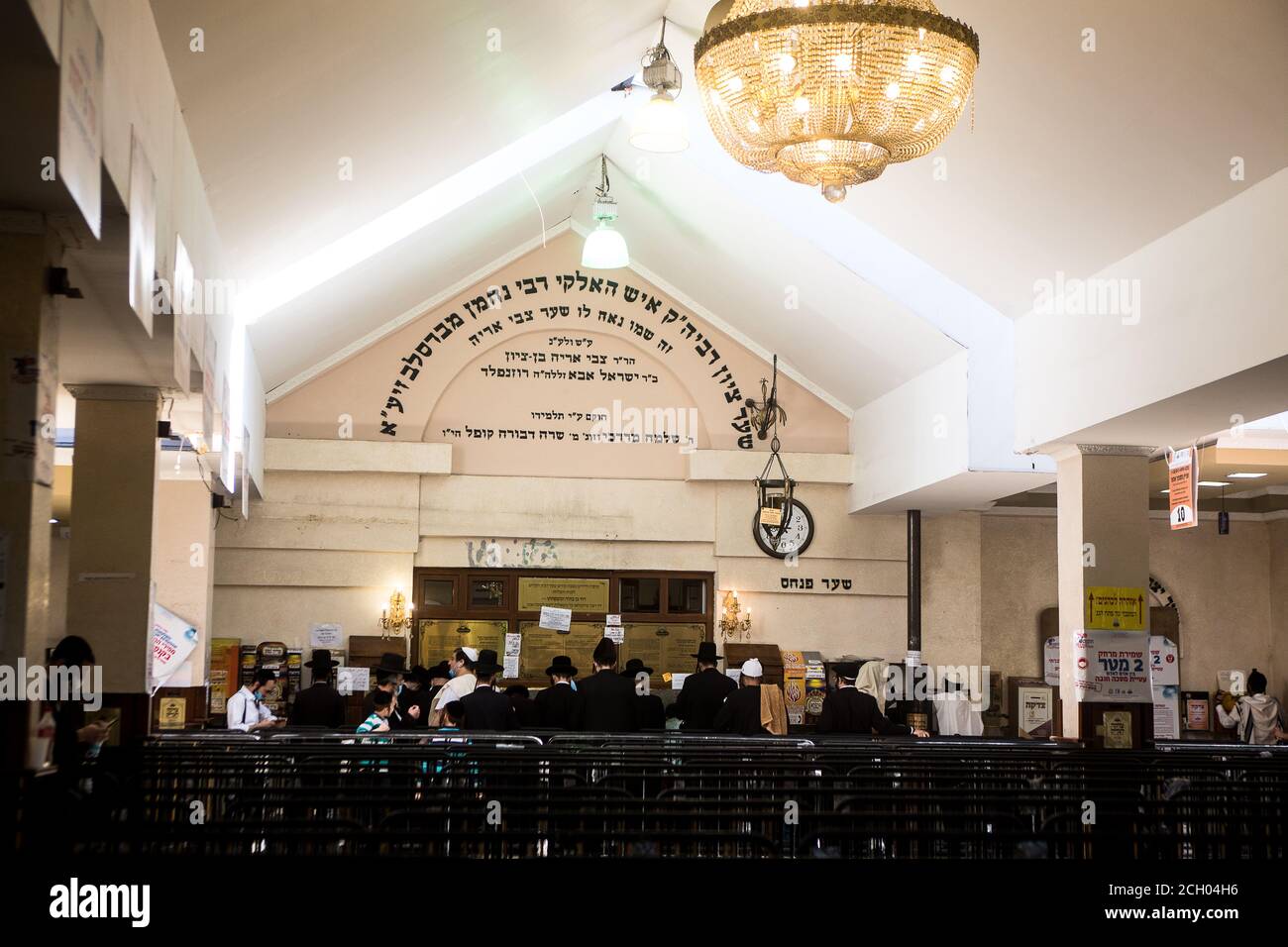 Grabstein legendärer Tzaddik (Reb) Nachman von Bratslav,4.04.1772-16.10.1810, Sept 2020 Ansicht w/soziale Absperrungen von lokalen Behörden installiert. Stockfoto