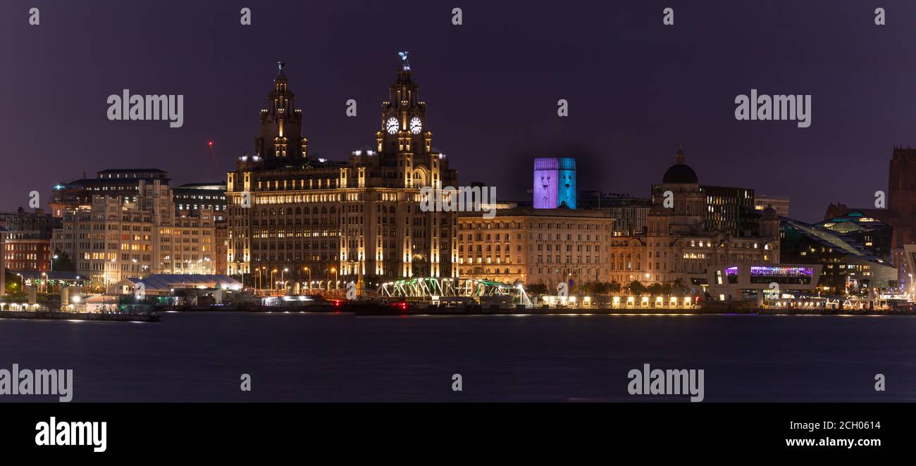 Liver Building, Liverpool, mit nächtlicher Beleuchtung Stockfoto