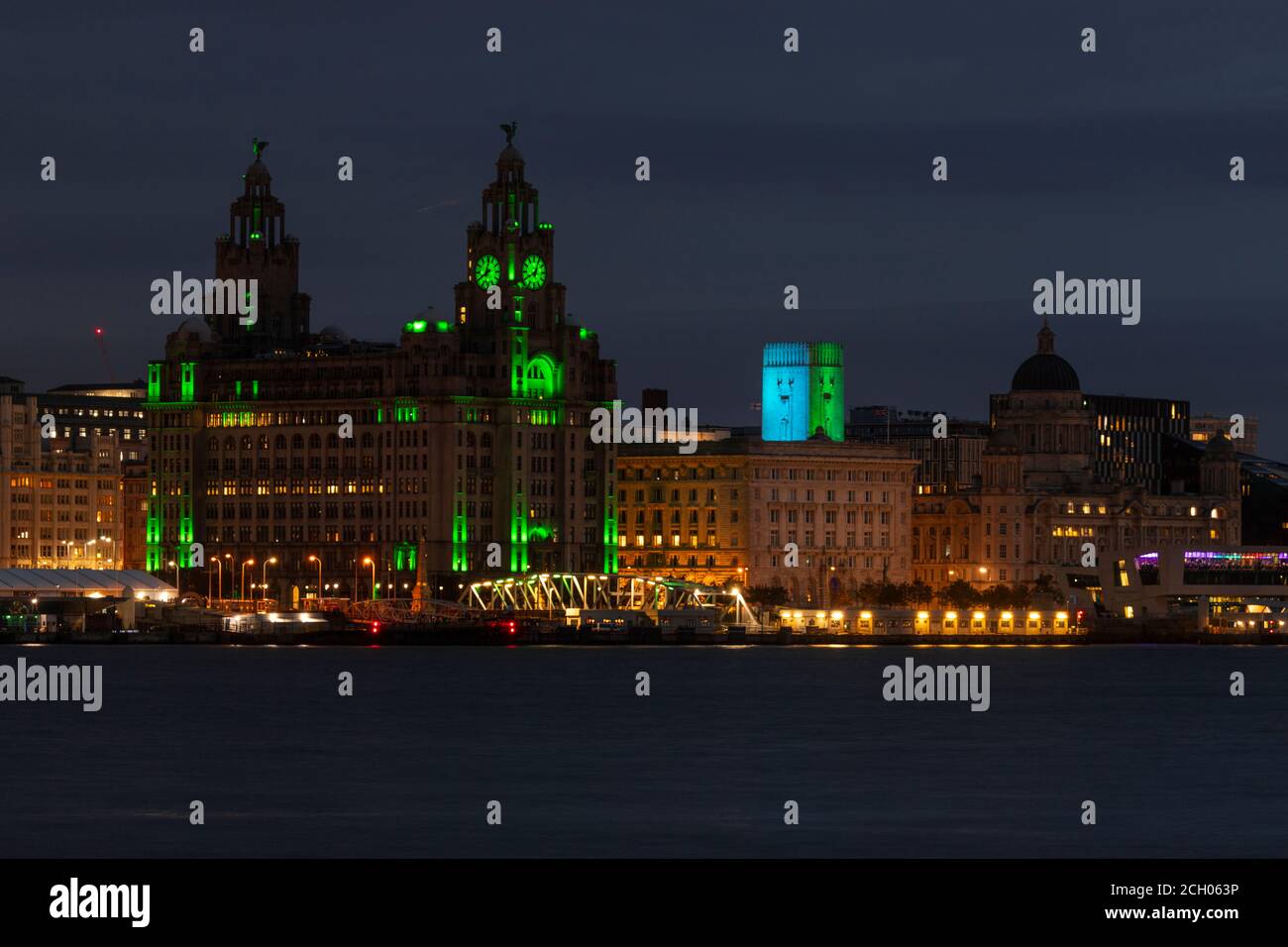 Liver Building, Liverpool, mit nächtlicher Beleuchtung Stockfoto