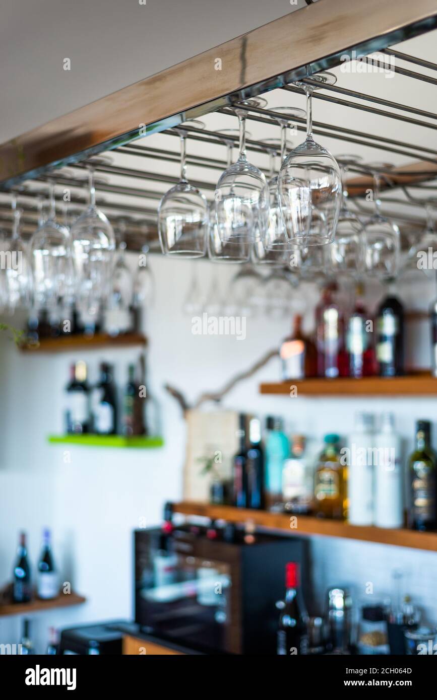 Sammlung von Weingläsern an einer Bar, die an der hängt Decke Stockfoto