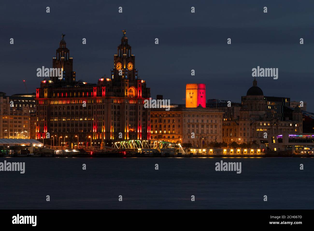 Liver Building, Liverpool, mit nächtlicher Beleuchtung Stockfoto