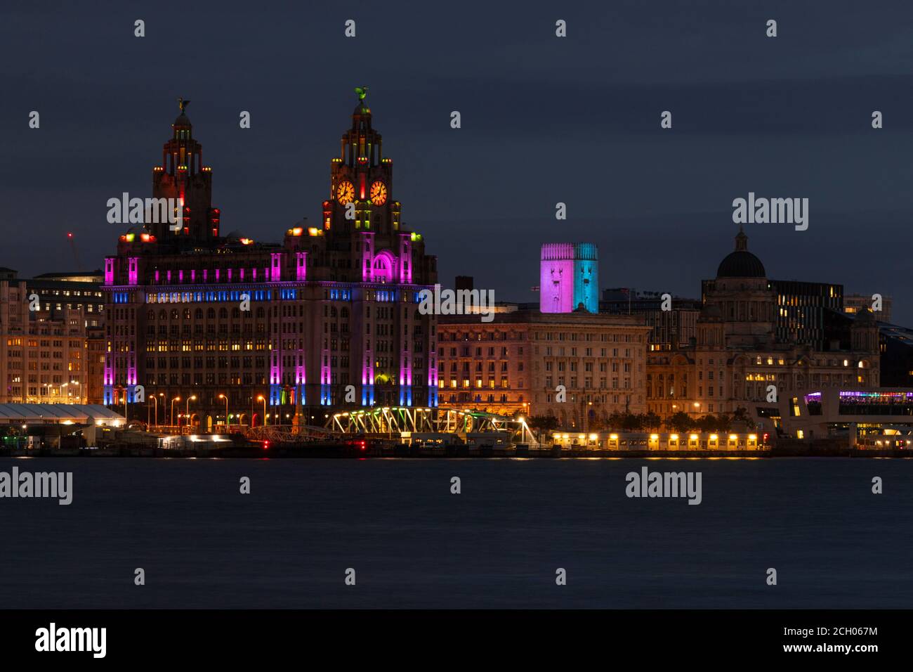 Liver Building, Liverpool, mit nächtlicher Beleuchtung Stockfoto