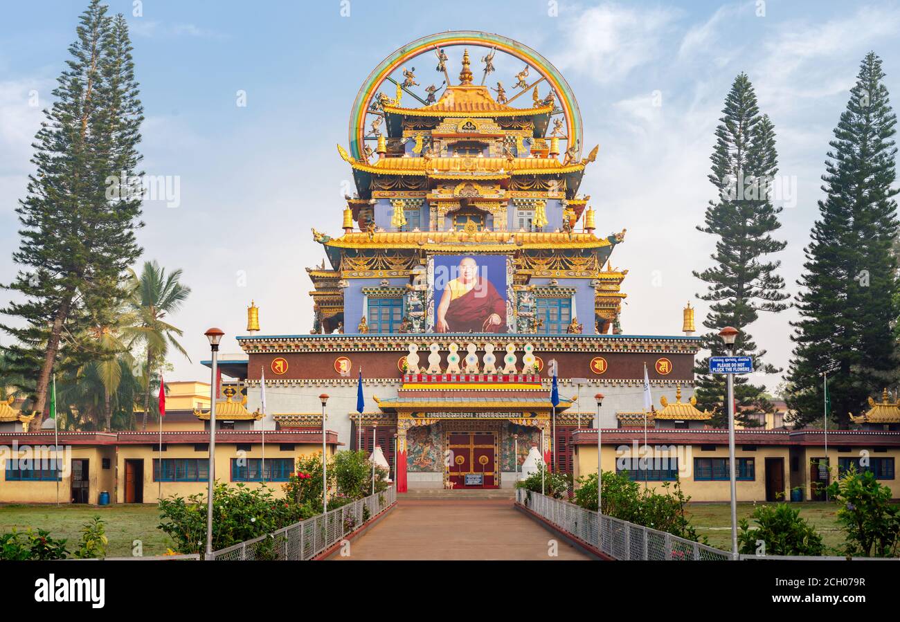 Bylakuppe, Indien - 5. März 2016: Buddhistischer Zangdog Palri oder Goldener Tempel im Namdroling Kloster in Karnataka. Tibetische Siedlung außerhalb Tibets. Stockfoto