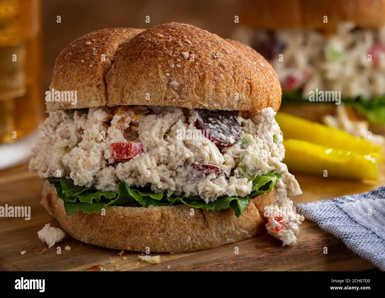 Nahaufnahme von Hähnchensalat Sandwich mit Salat auf einer ganzen Weizenbrötchen Stockfoto