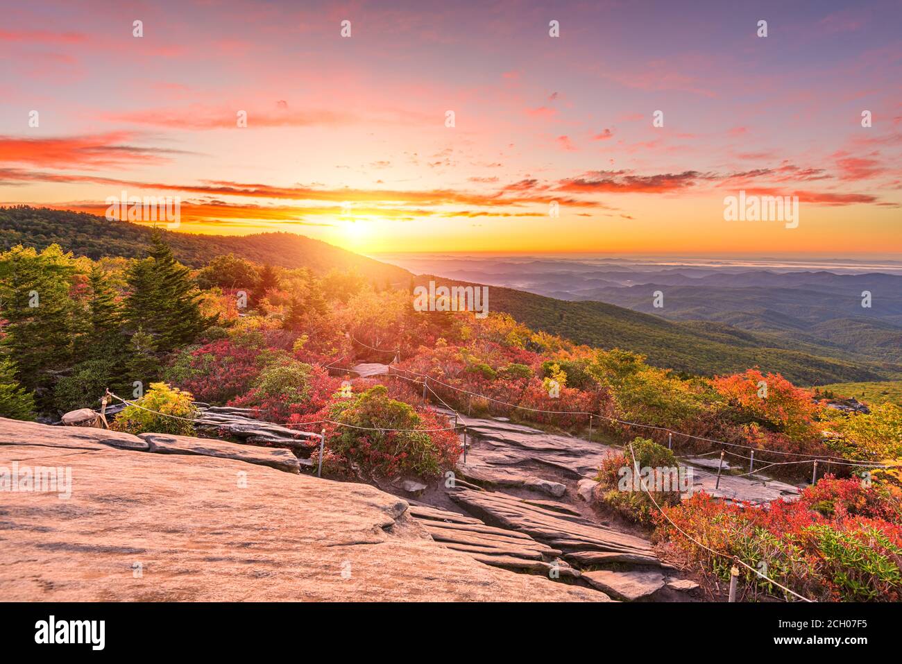 Grandfather Mountain, North Carolina, USA Herbstaufgang von Rough Ridge in den Blue Ridge Mountains. Stockfoto