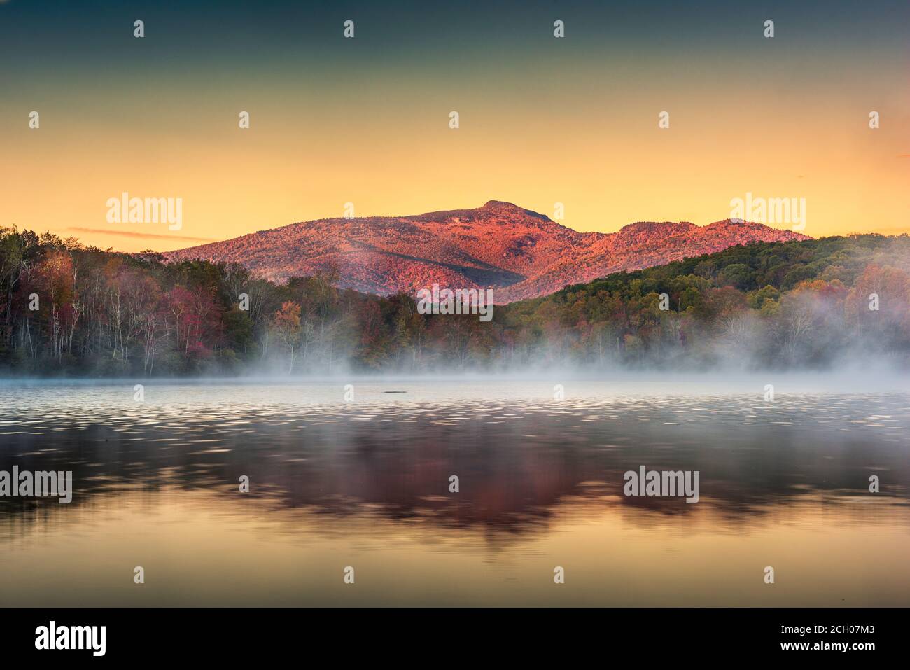 Grandfather Mountain, North Carolina, USA auf Price Lake im Herbst. Stockfoto